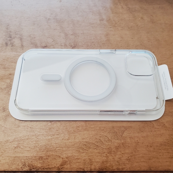 Apple iPhone 13 Clear Case with Magsafe - Picture 4 of 6